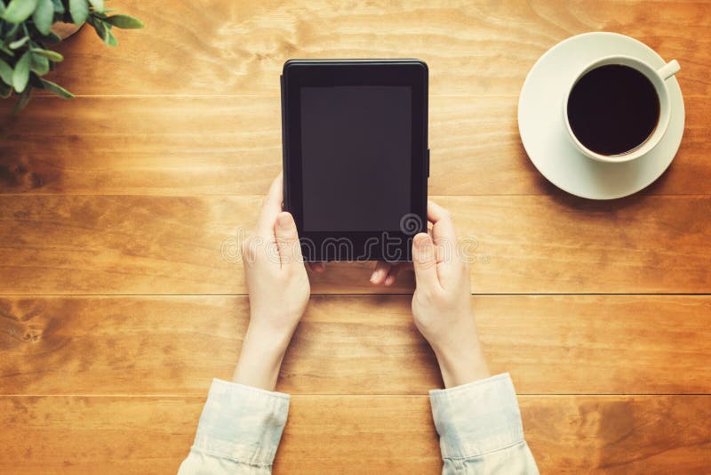 Personne lisant un livre avec un e-lecteur image libre de droits Personne lisant un livre avec un e-lecteur image libre de droits