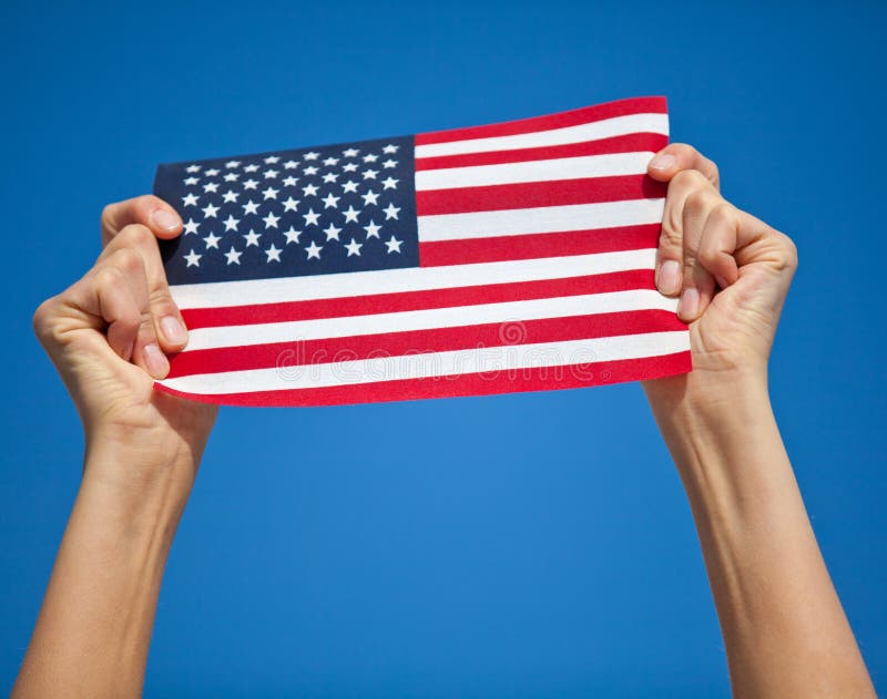 Personne tenant le drapeau des USA photo stock Personne tenant le drapeau des USA photo stock