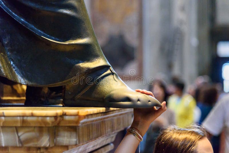 Personne touchant le pied de la statue de St Peter Intérieur de la basilique de St Peter à Vatican photos libres de droits Personne touchant le pied de la statue de St Peter Intérieur de la basilique de St Peter à Vatican photos libres de droits