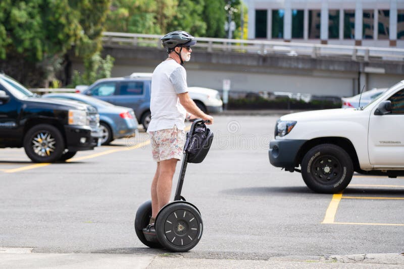 Personne âgée sur le segway photos libres de droits Personne âgée sur le segway photos libres de droits