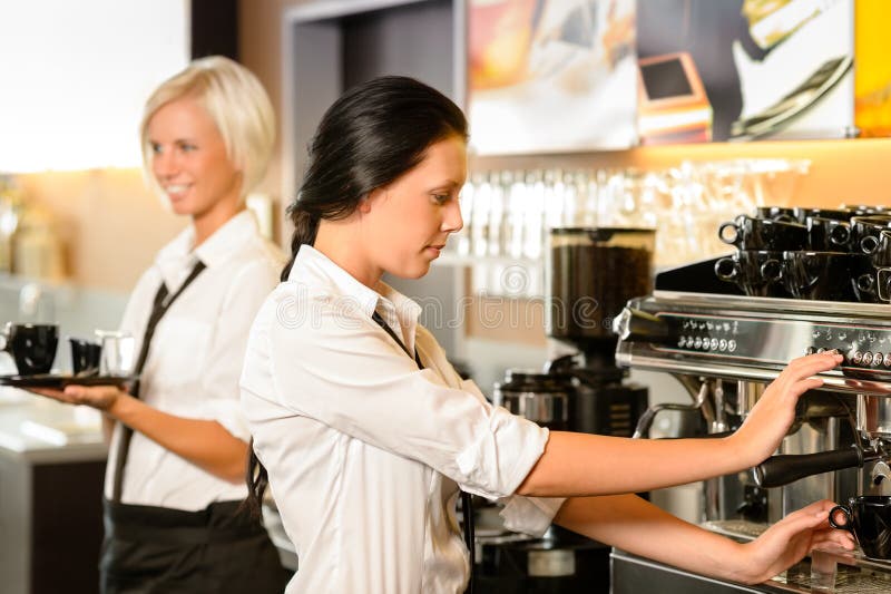 Personnel au café effectuant la machine de café express de café images libres de droits Personnel au café effectuant la machine de café express de café images libres de droits