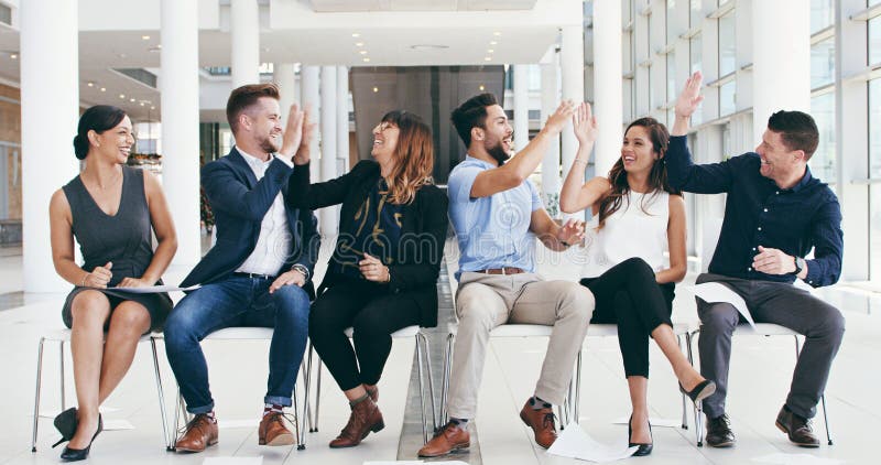 Personnel d'affaires et recrutement avec un taux élevé de cinq pour la motivation des opportunités d'emploi et le soutien avec des photo libre de droits
