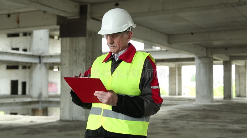 Personnel de surveillance au chantier de construction