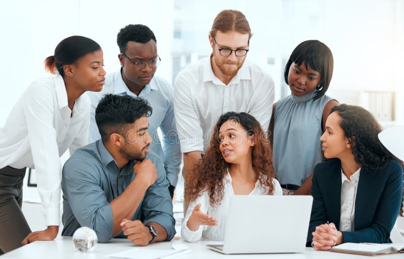 Personnel et mentor pour aider au projet dans le travail d'équipe de bureau et l'enseignement des stagiaires à la réunion. Profess images stock