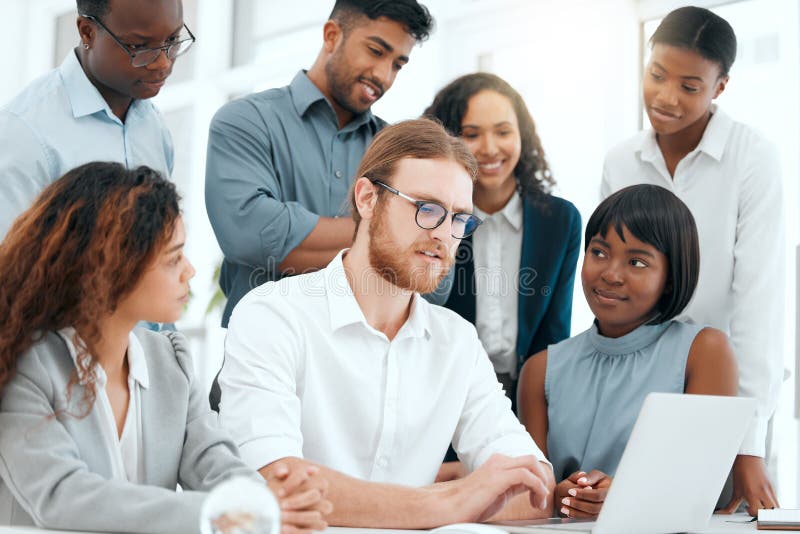 Personnel et mentor pour aider à des tâches dans le travail d'équipe de bureau et l'enseignement des stagiaires à la réunion. Prof images stock