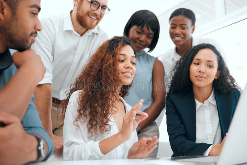 Personnel et mentor pour aider à l'idée dans le travail d'équipe de bureau et l'enseignement des stagiaires dans la réunion. Profe images stock