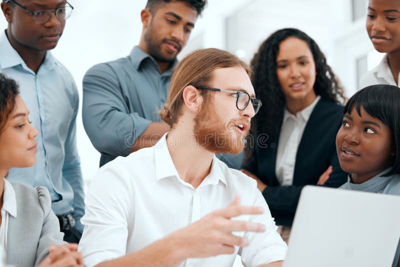 Personnel et mentor pour la proposition en ligne dans le travail d'équipe de bureau et l'enseignement stagiaires en réunion. Profe photo stock