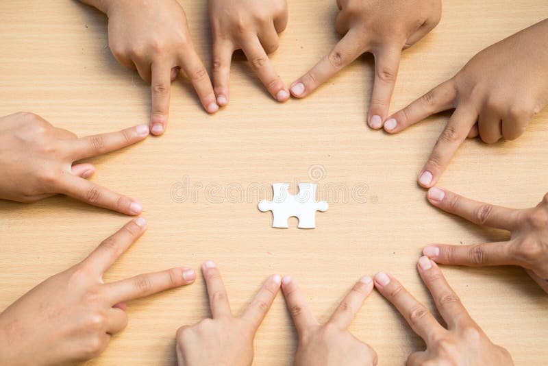 Personnes asiatiques d'enfants remontant leurs mains, travail d'équipe avec photo libre de droits Personnes asiatiques d'enfants remontant leurs mains, travail d'équipe avec photo libre de droits