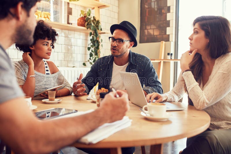 Personnes créatives se réunissant à un café image libre de droits Personnes créatives se réunissant à un café image libre de droits