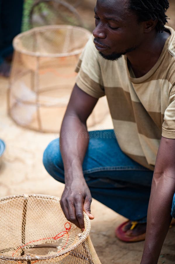 Personnes d'africain noir recueillant et préparant des poissons photographie stock libre de droits Personnes d'africain noir recueillant et préparant des poissons photographie stock libre de droits