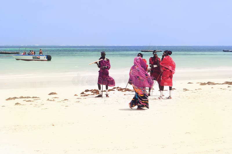 Personnes de masai sur la plage de Zanzibar photographie stock libre de droits Personnes de masai sur la plage de Zanzibar photographie stock libre de droits