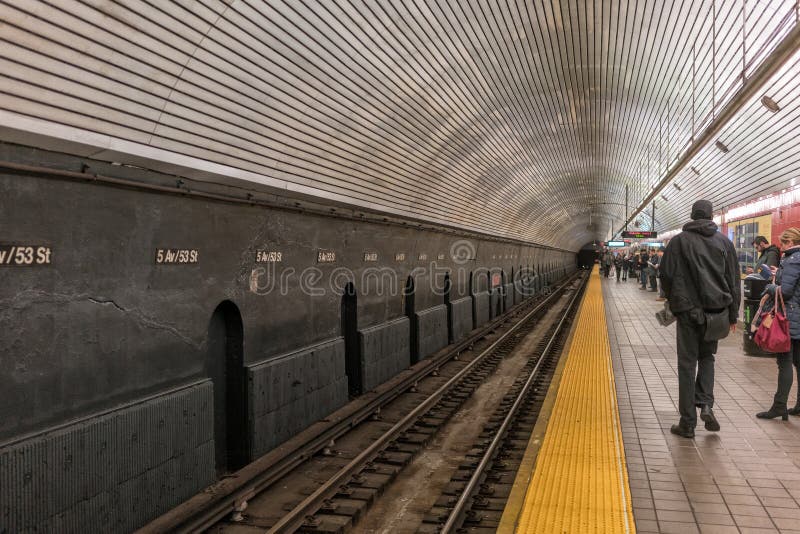 Personnes de NYC/USA le 3 janvier 2018 - attendant le souterrain à New York Manhattan photographie stock libre de droits Personnes de NYC/USA le 3 janvier 2018 - attendant le souterrain à New York Manhattan photographie stock libre de droits