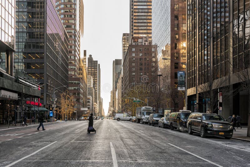 Personnes de NYC/USA le 2 janvier 2018 - marchant sur la rue de New York photographie stock libre de droits Personnes de NYC/USA le 2 janvier 2018 - marchant sur la rue de New York photographie stock libre de droits