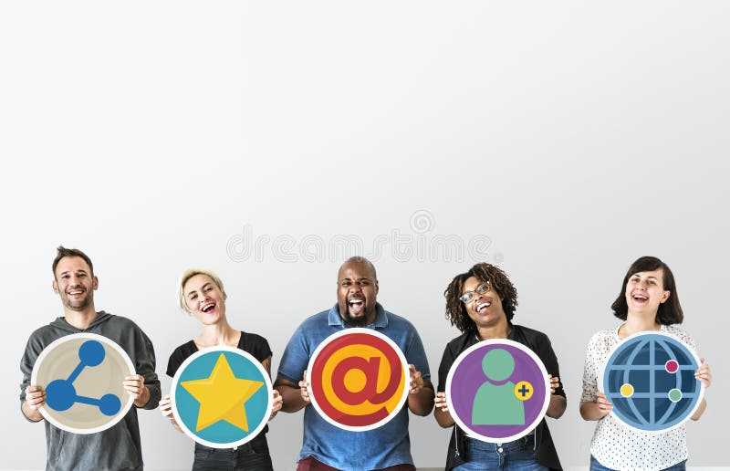 Personnes diverses avec le concept social de présentateur de media images libres de droits Personnes diverses avec le concept social de présentateur de media images libres de droits
