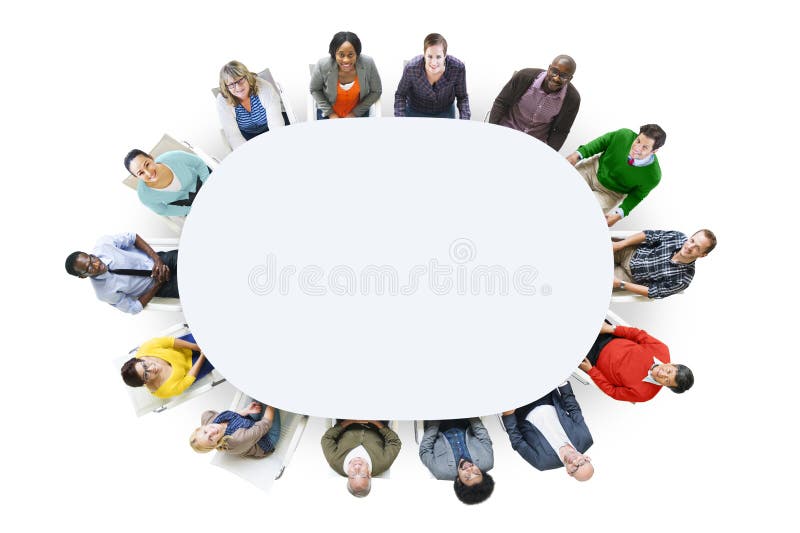 Personnes gaies de vue aérienne recherchant le Tableau de conférence photos stock