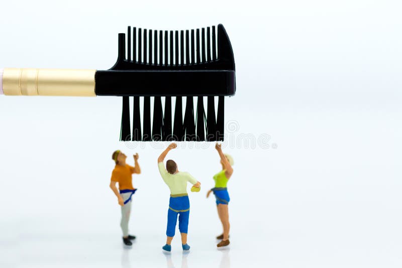 Personnes miniatures : Femmes et brosse Utilisation d'image pour des femmes avec la beauté, beau concept de maquillage images stock Personnes miniatures : Femmes et brosse Utilisation d'image pour des femmes avec la beauté, beau concept de maquillage images stock