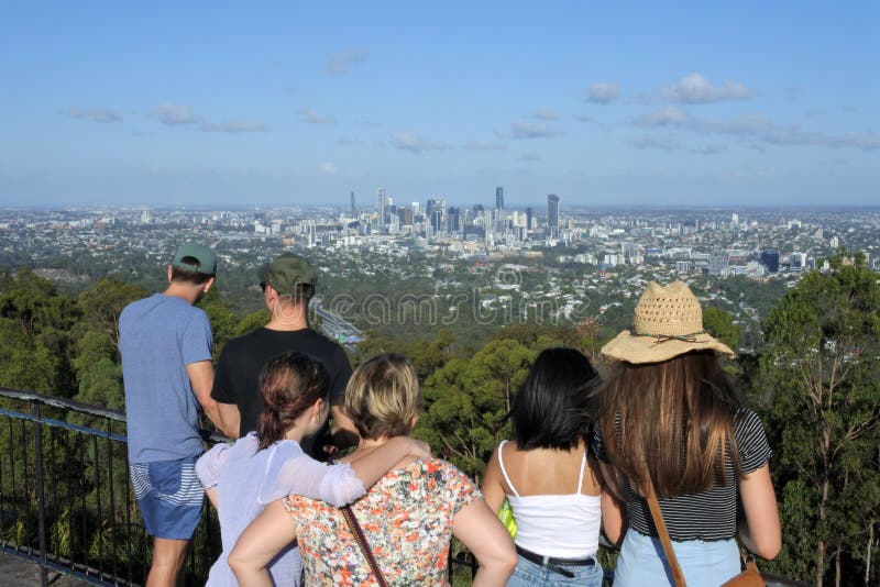 Personnes méconnaissables regardant le paysage de ville de Brisbane photo stock Personnes méconnaissables regardant le paysage de ville de Brisbane photo stock