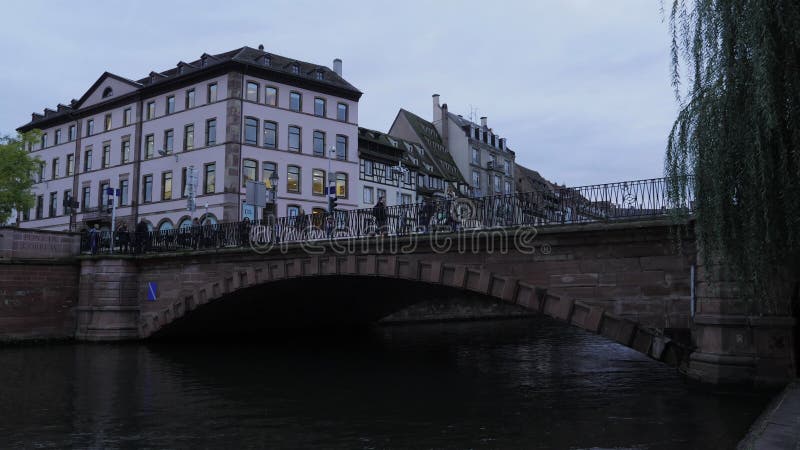 Personnes traversant le pont historique dans le centre-ville ancien de strasbourg france