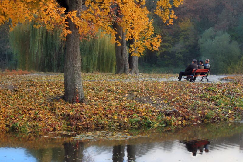 Personnes âgées d'or d'automne photo stock Personnes âgées d'or d'automne photo stock