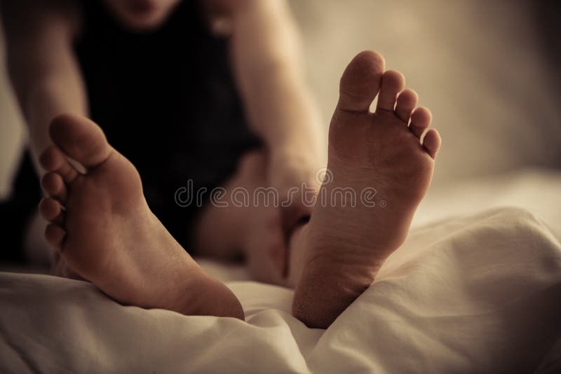 Persoon die omhoog met voeten in voorgrond zitten royalty-vrije stock afbeelding Persoon die omhoog met voeten in voorgrond zitten royalty-vrije stock afbeelding