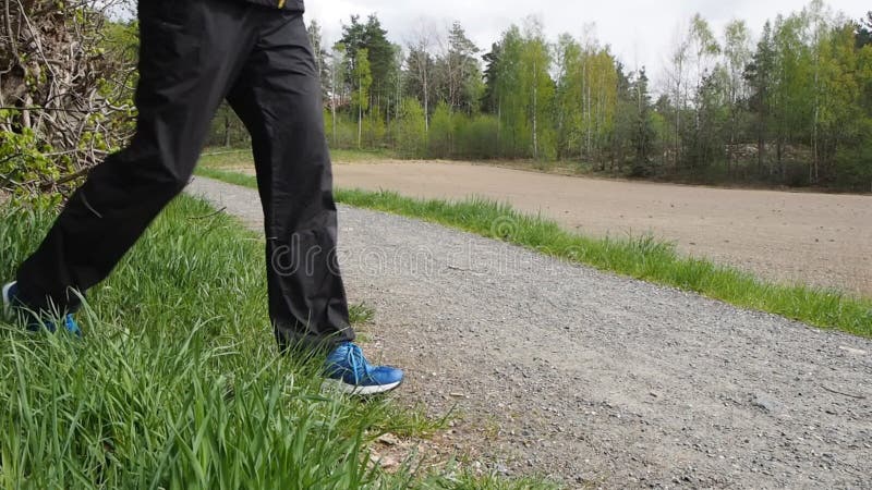 Persoon die op grintweg loopt