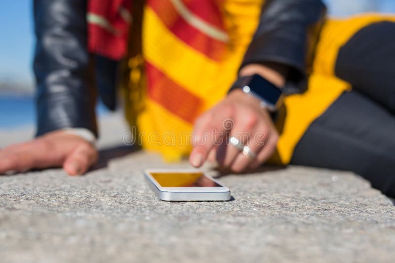 Persoon die smartphone gebruiken stock fotografie Persoon die smartphone gebruiken stock fotografie
