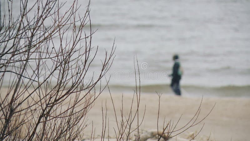 Persoonsrecreatie het noordse lopen op het strand in Palanga, Litouwen