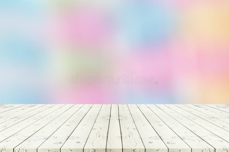 Perspectief witte houten lijst aangaande bovenkant over volledige backg van de onduidelijk beeldkleur stock foto Perspectief witte houten lijst aangaande bovenkant over volledige backg van de onduidelijk beeldkleur stock foto