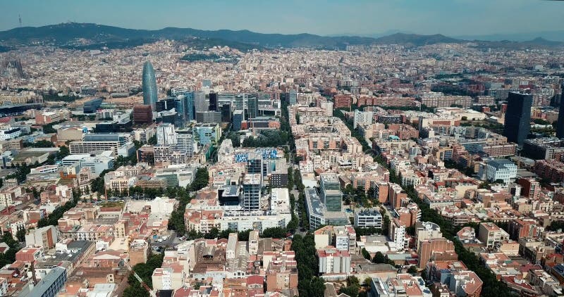 Perspectiva dos distritos históricos de barcelona com o mediterrâneo no dia nublado