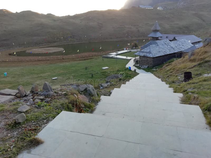 File:Hillock in front of the Prashar Lake (21250561509).jpg