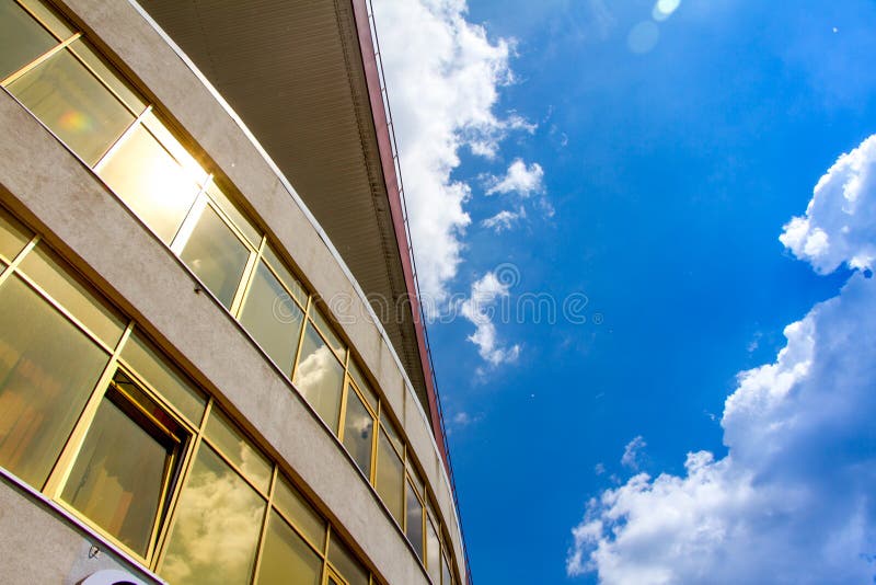 Perspektiv- och undersidavinkelsikt till texturerad bakgrund av modern exponeringsglasbyggnad över blå himmel fotografering för bildbyråer Perspektiv- och undersidavinkelsikt till texturerad bakgrund av modern exponeringsglasbyggnad över blå himmel fotografering för bildbyråer