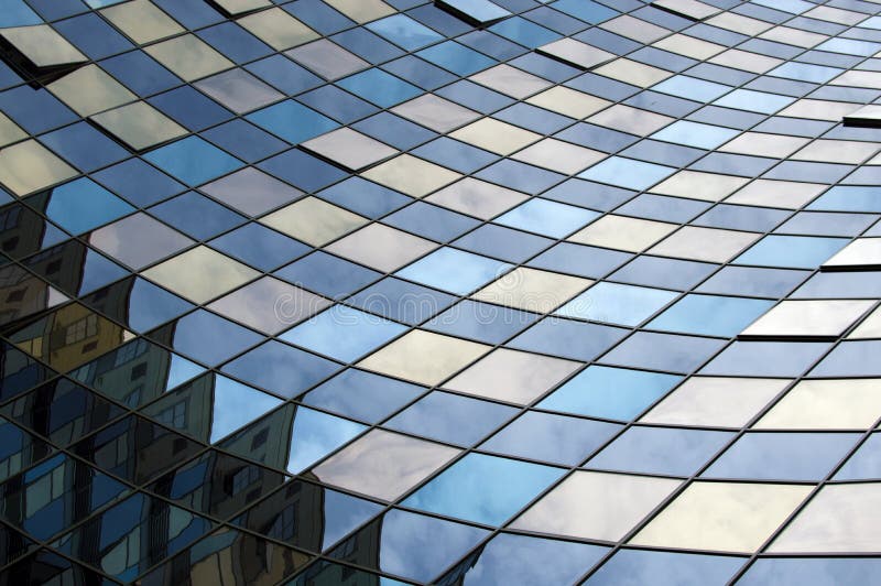 Perspektivenansicht der modernen Glasgebäudefassade mit Reflexionen auf den Fenstern Architekturmuster lizenzfreies stockbild Perspektivenansicht der modernen Glasgebäudefassade mit Reflexionen auf den Fenstern Architekturmuster lizenzfreies stockbild