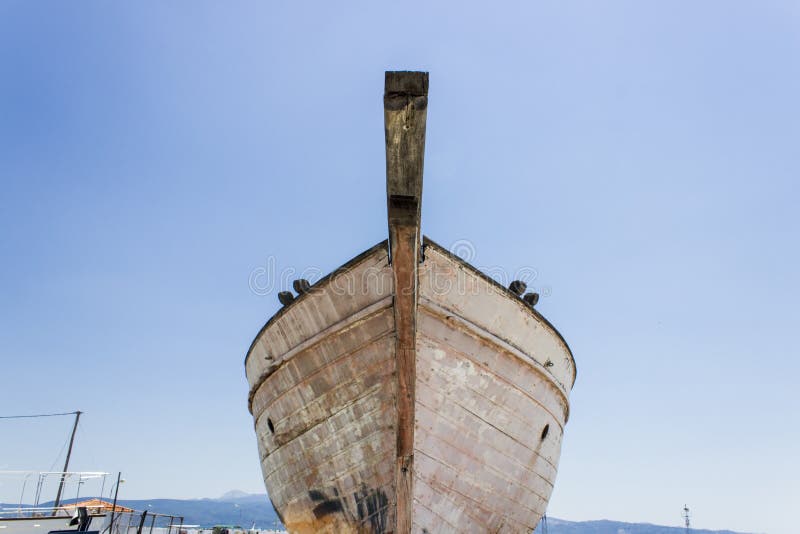 Perspektywa strzelał frontowej strony łódź rybacka na ziemi dla malować bagażnik przy Lesvos, Kalloni fotografia stock Perspektywa strzelał frontowej strony łódź rybacka na ziemi dla malować bagażnik przy Lesvos, Kalloni fotografia stock