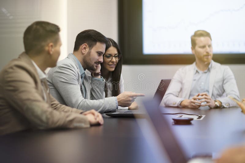 Perspektywiczni biznesmeni ma spotkania w sala konferencyjnej zdjęcie stock Perspektywiczni biznesmeni ma spotkania w sala konferencyjnej zdjęcie stock