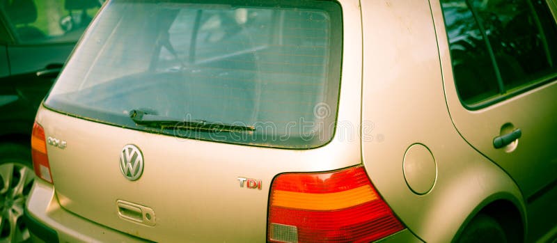 Perth (Escocia) - 4 de noviembre de 2019: VW Golf TDI antiguo y oxidado imagenes de archivo Perth (Escocia) - 4 de noviembre de 2019: VW Golf TDI antiguo y oxidado imagenes de archivo