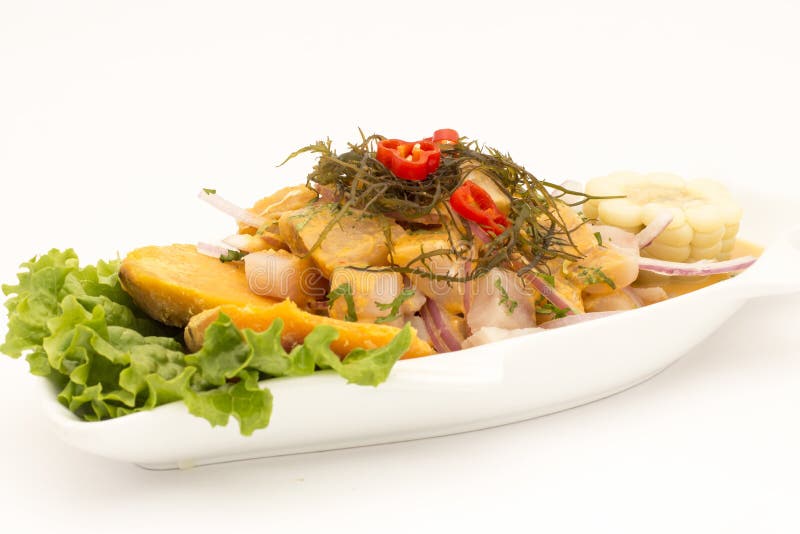 Peru Dish: Cebiche (ceviche) op zeeëgelsaus, met bataat (camote), graan, Spaanse peper royalty-vrije stock afbeelding Peru Dish: Cebiche (ceviche) op zeeëgelsaus, met bataat (camote), graan, Spaanse peper royalty-vrije stock afbeelding