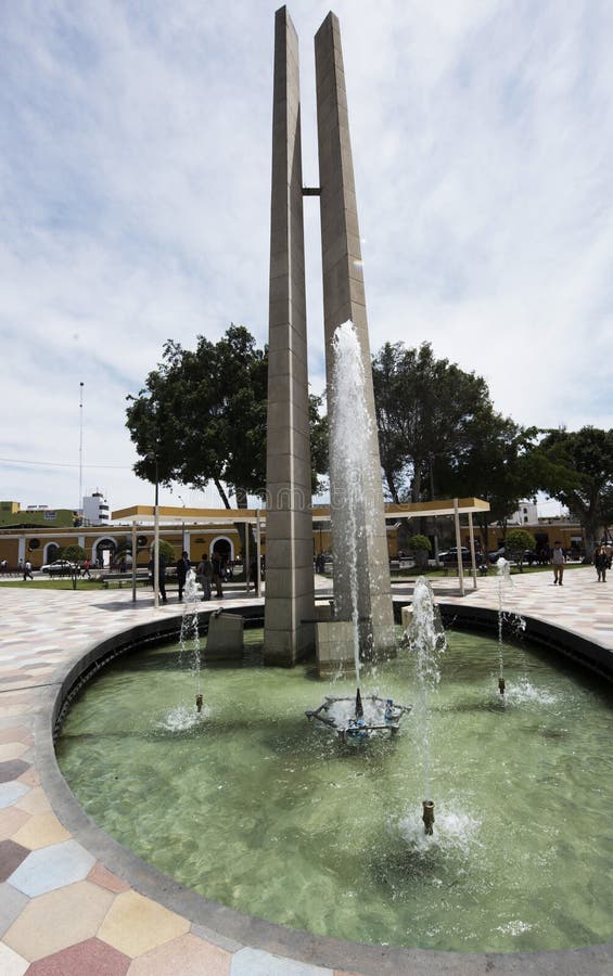 Peru ica plaza de armas avec sa pyramide sculptée et sa fontaine d'eau et son jardin fleuri photographie stock