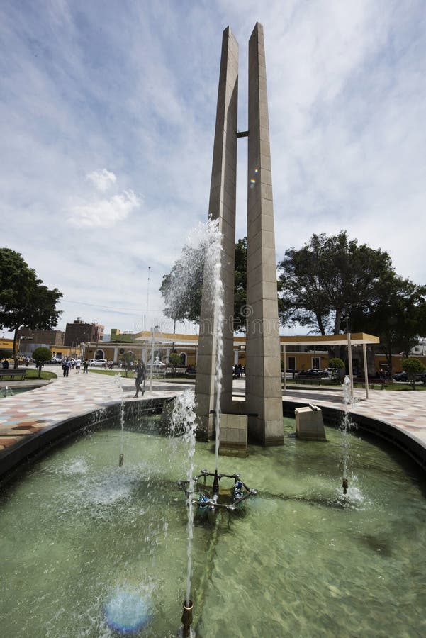 Peru ica plaza de armas avec sa pyramide sculptée et sa fontaine d'eau et son jardin fleuri image libre de droits
