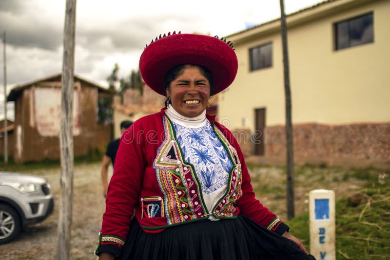 Peruanische Arme, die mit traditioneller Inkakleidung l?cheln lizenzfreie stockfotos Peruanische Arme, die mit traditioneller Inkakleidung l?cheln lizenzfreie stockfotos