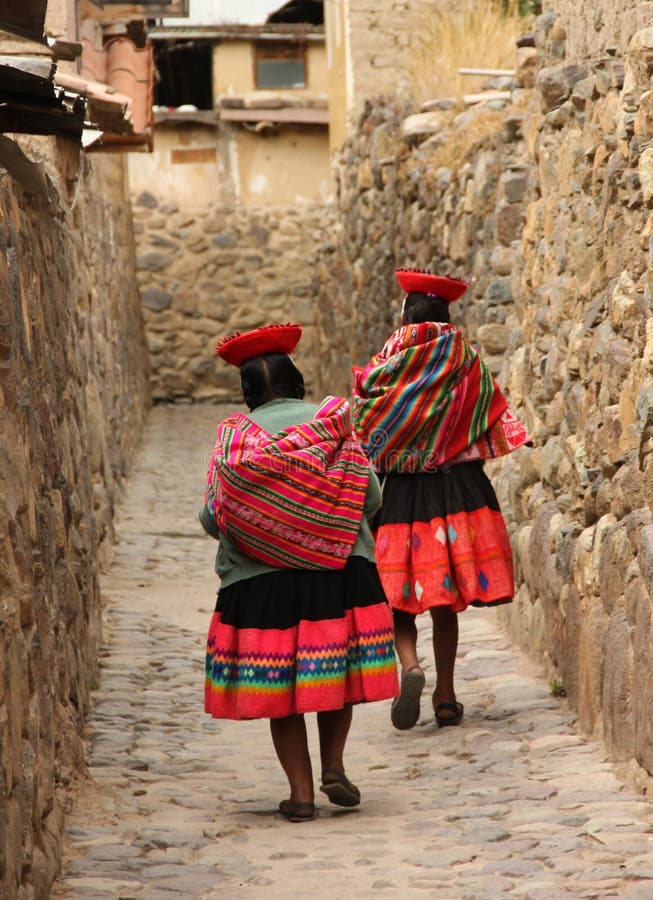 Peruanische Frau zwei, die hinunter eine Gasse geht stockfotografie Peruanische Frau zwei, die hinunter eine Gasse geht stockfotografie