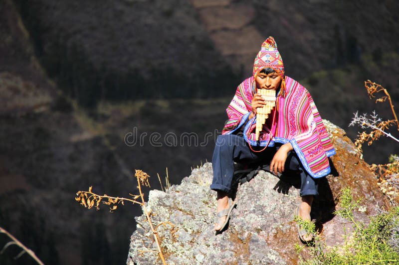 Peruano tocando una zampona en las ruinas pisac imagen de archivo libre de regalías