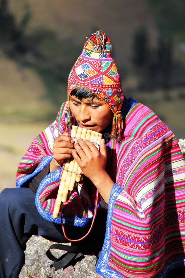 Peruano tocando una zampona en las ruinas pisac fotografía de archivo