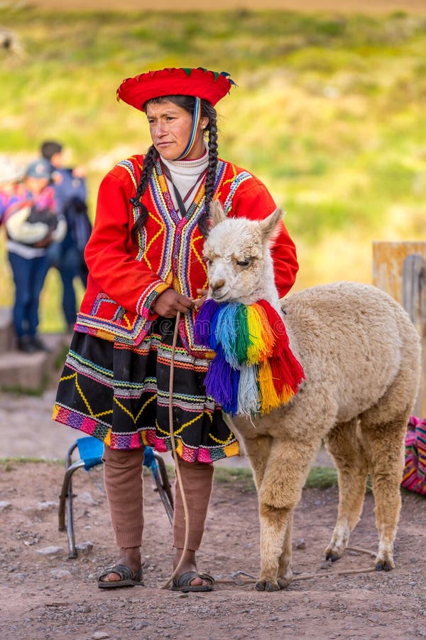 Verdeelstuk dichtheid klinker Peruvian Woman in Traditioanl Clothing Editorial Photo - Image of andes,  sacred: 156090106