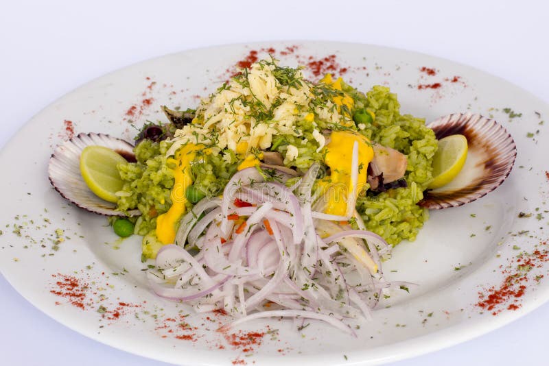 Peruwiański jedzenie: arroz chiclayano, smażący ryż mieszał z owoce morza rozmaitością fotografia royalty free Peruwiański jedzenie: arroz chiclayano, smażący ryż mieszał z owoce morza rozmaitością fotografia royalty free