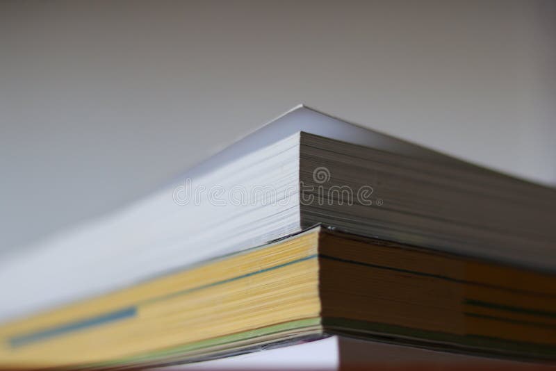 Pesados Libros Gruesos Con Papel Blanco Y Tapa Dura Enlace Perfecto Foto de  archivo - Imagen de estante, pesado: 185401446