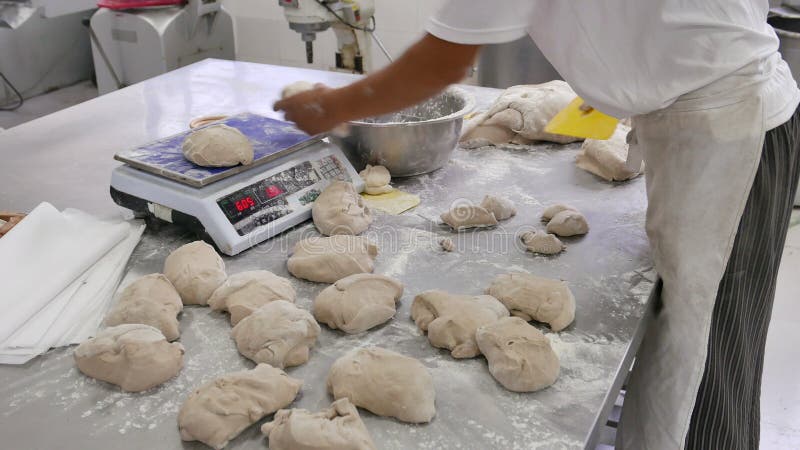 Pesaje de la pasta de pan en escalas industriales de la panadería