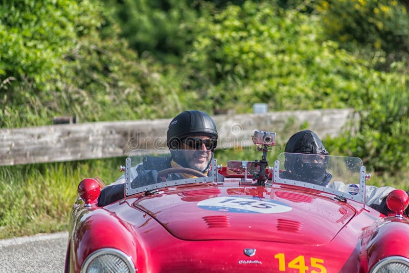 PESARO COLLE SAN BARTOLO, ITALIA - 17 DE MAYO - 2018: FERRARI ARAÑA de 166 milímetros QUE VIAJA a 1950 en un coche de competición foto de archivo libre de regalías PESARO COLLE SAN BARTOLO, ITALIA - 17 DE MAYO - 2018: FERRARI ARAÑA de 166 milímetros QUE VIAJA a 1950 en un coche de competición foto de archivo libre de regalías