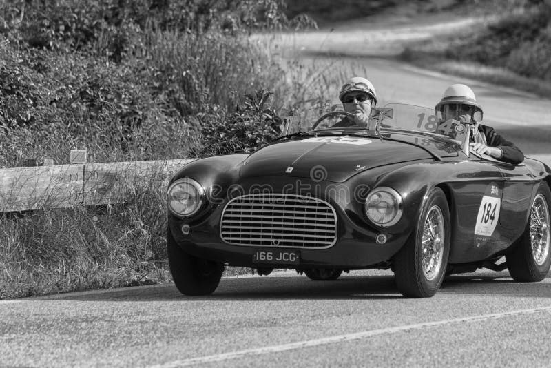 PESARO COLLE SAN BARTOLO, ITALIA - 17 DE MAYO - 2018: FERRARI ARAÑA de 166 milímetros QUE VIAJA a 1950 en un coche de competición imagen de archivo PESARO COLLE SAN BARTOLO, ITALIA - 17 DE MAYO - 2018: FERRARI ARAÑA de 166 milímetros QUE VIAJA a 1950 en un coche de competición imagen de archivo