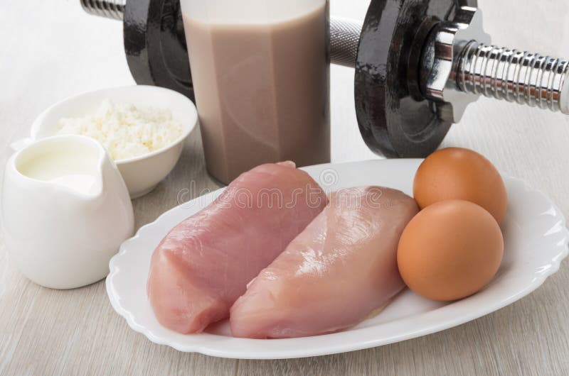 Pesas de gimnasia, coctelera con la bebida, productos lácteos, prendedero del pollo y imágenes de archivo libres de regalías Pesas de gimnasia, coctelera con la bebida, productos lácteos, prendedero del pollo y imágenes de archivo libres de regalías