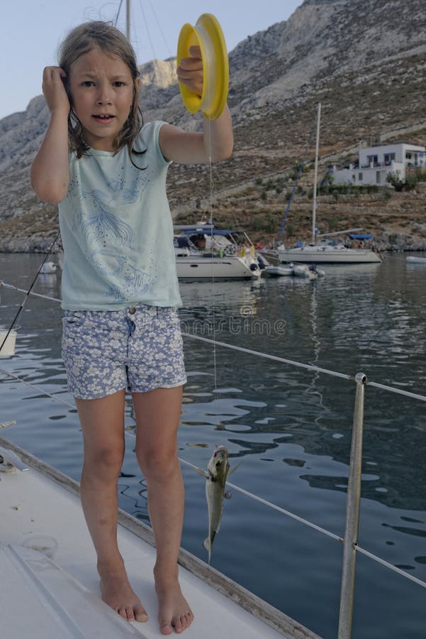 Pesca da menina de um barco